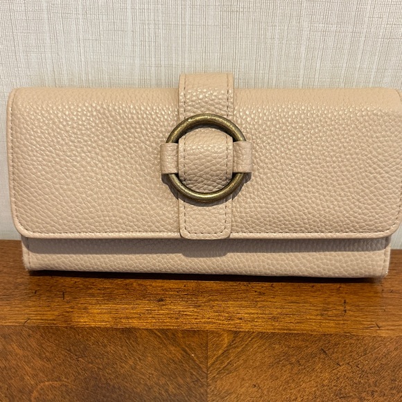 Chic Tan Leather Wallet - Picture 1 of 12